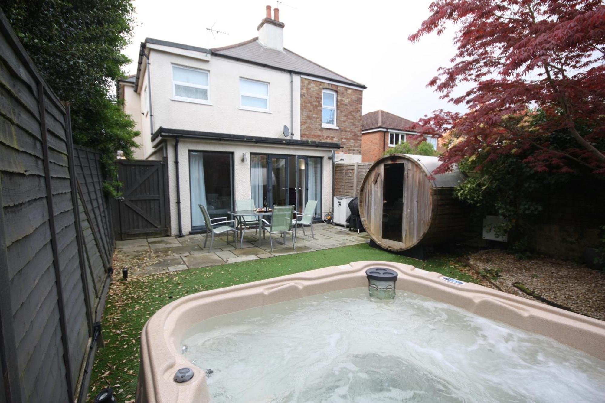 Bournemouth Hot Tub & Sauna Holiday Let Exterior photo